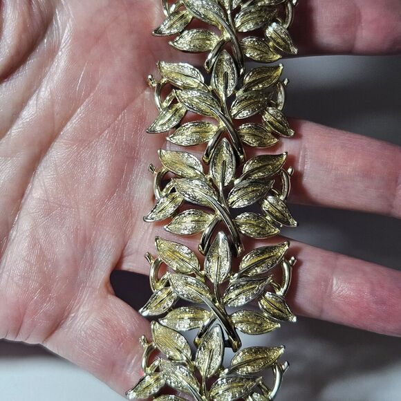 Vintage Coro Pegasus Gold Tone Etched Leaf Wide Bracelet - Picture 1 of 14